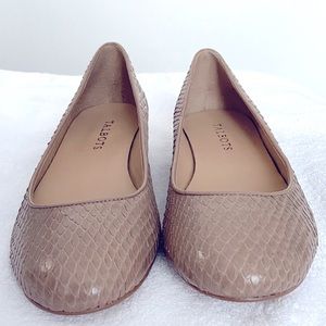 TALBOTS - NWT - Leather upper Crisa flats in color Butternut.  Size 7.5